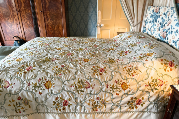 Scampston hall - Violet Louise's crewelwork bedspread